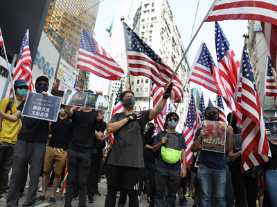 Hong Kongs protestors wave U.S. flags